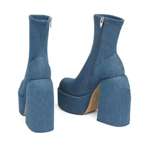 Πλαϊνή όψη από μποτάκια πλατφόρμα denim με χοντρό ψηλό τακούνι και τετράγωνη μύτη