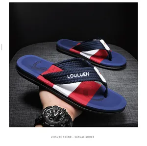 Lässige Herren-Flip-Flops im Tricolor-Design mit rutschfester Gummisohle für den Strand.
