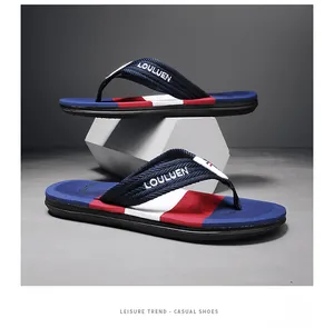Makroansicht von gestreiften Herren-Flip-Flops mit blauen geflochtenen Riemen