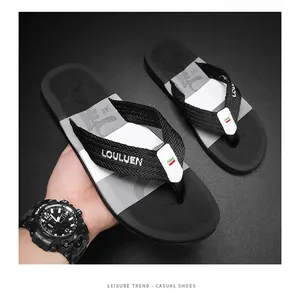 Detailansicht der rutschfesten Herren-Flip-Flops mit besticktem LOULUEN-Riemen.