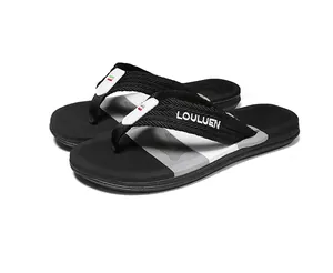 Detailansicht von schwarzen Herren-Flip-Flops mit LOULUEN-Stickerei auf den Riemen