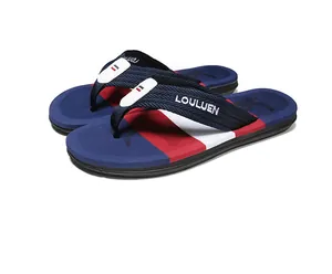 Sportliche Herren Flip-Flops mit einem blau-rot-weißen Fußbett im Color-Blocking-Design.