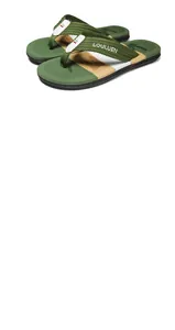 Armeegrüne Flip-Flops mit gewebtem Riemen und LOULUEN-Logo für Herren am Strand