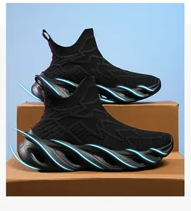 Vue détaillée de côté des baskets montantes noires à semelle lame pour hommes sportifs.