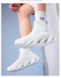 Gros plan de baskets montantes blanches avec une semelle à lame creuse très unique.