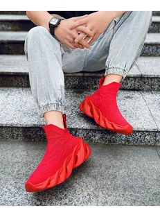 Gros plan de baskets rouges montantes en maille avec semelles à lames uniques