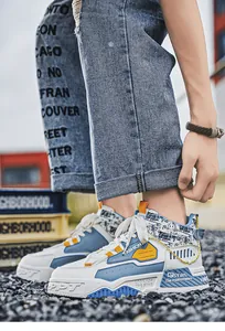Vue détaillée des baskets montantes bleu et blanc pour hommes au design tendance