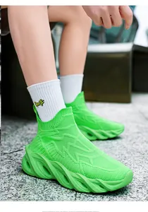 Baskets montantes style chaussette vert néon avec une semelle à lame très unique.