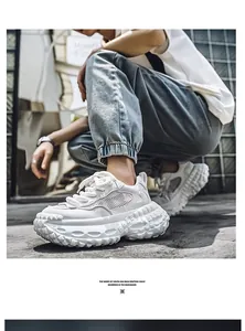 Dettaglio di sneaker dad bianche in mesh traspirante con suole spesse a pneumatico su modello