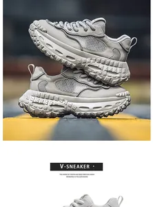 Vista laterale di sneakers chunky beige impilate con suole spesse a forma di pneumatico