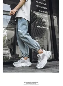 Dettaglio laterale di sneaker bianche chunky con suola a trama pneumatico