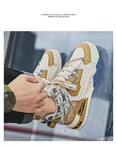 Gros plan sur des baskets montantes pour hommes avec des motifs patchwork et gribouillis