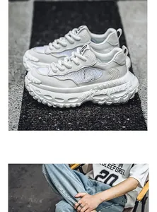 Primo piano di sneakers chunky in mesh bianco con suola platform a trama pneumatica