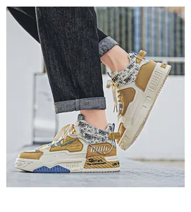Vue détaillée de baskets montantes tendance pour hommes avec design patchwork kaki