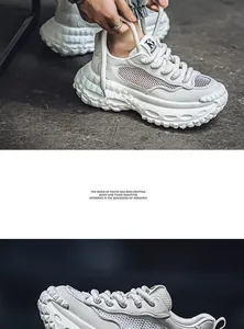 Dettaglio di sneaker dad bianche in mesh traspirante con suole a carrarmato spesse