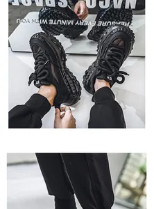 Vista dettagliata di sneaker chunky nere con mesh traspirante e suola spessa