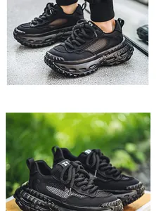 Primo piano di sneakers nere in mesh traspirante con suole spesse a forma di pneumatico.