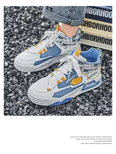Vue détaillée de baskets montantes bleues et blanches avec détails graffiti tendance.