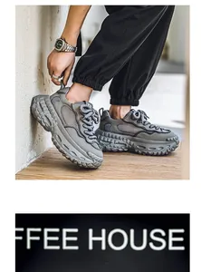 Dettaglio di sneaker chunky in mesh grigio con tomaia traspirante e suola platform spessa