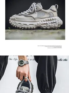 Dettaglio di sneaker chunky in mesh traspirante con suola spessa dal design a pneumatico