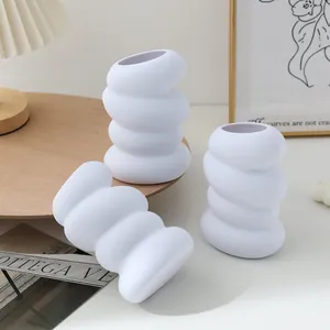 Moderne weiße Spirale Kunststoff Vase für Heimdekoration, minimalistische Tischblumendekoration.
