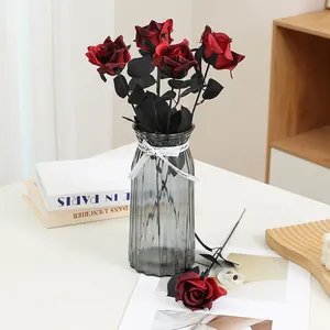 Roses artificielles rouge foncé gothiques avec tiges noires, idéales pour fête d'Halloween.