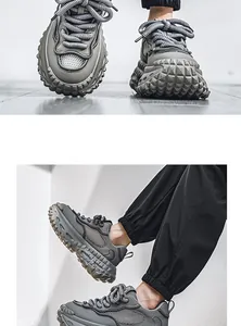 Dettaglio di sneaker in mesh da uomo con suola spessa a grana grossa tipo pneumatico.