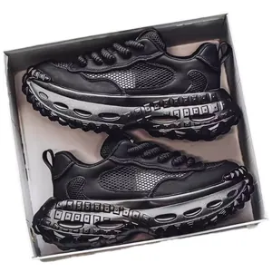 Sneaker platform nere con suola a carrarmato e tomaia in rete traspirante.