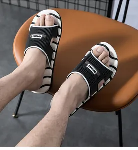 Nahaufnahme der schwarz-weiß gestreiften Herren-Sandalen mit strukturiertem Sportband