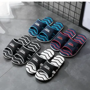 Sommer-Slipper für Herren mit weicher Sohle und rutschfestem Wellenmuster.