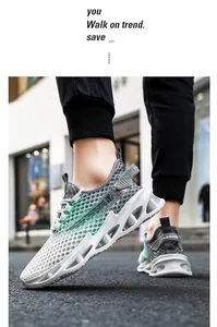 Détail de baskets de course en maille grise respirante pour hommes à semelle légère