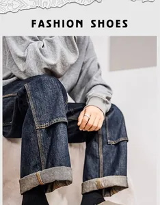 Pantofole invernali calde da uomo in stile sabot Birkenstock indossate con jeans