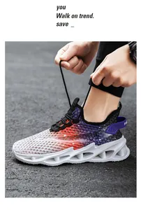 Détail rapproché des chaussures de course en mesh respirant avec semelles à coussin blanc