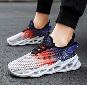 Gros plan sur les chaussures de course Blade avec mesh dégradé et semelle sculptée