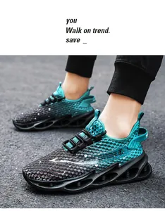 Vue détaillée des baskets de course en maille dégradée sarcelle et noir respirantes.
