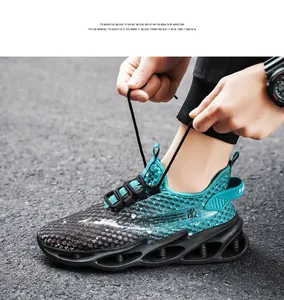 Vue détaillée des chaussures de running en maille avec une semelle à lame évidée innovante