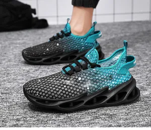 Vue détaillée du mesh bleu respirant et de la semelle lame noire sur chaussures de course