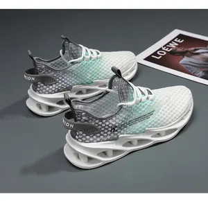Vue détaillée de baskets en mesh respirant avec semelles à absorption de chocs uniques