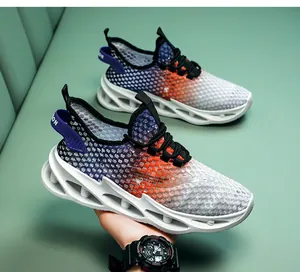 Vue détaillée de la tige en maille respirante et de la semelle amortissante pour chaussures.