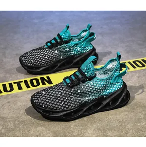 Vue détaillée des chaussures de course respirantes pour hommes avec semelles noires