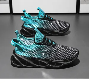 Vue latérale de chaussures de course en mesh respirant avec dégradé bleu-noir et semelle lame.
