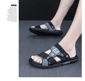Nahaufnahme von rutschfesten Herren-Strandsandalen mit modischem H-Riemen-Design