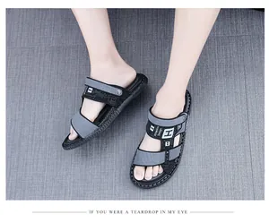 Detailansicht rutschfester Herren-Sommersandalen mit Attractive Design Schriftzug