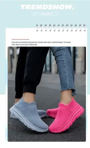 Detalle de cerca de cómodas zapatillas de punto transpirables en tonos azul y rosa.