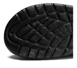 Close-up van de antislip rubberen zool van een professionele zwarte keuken chef schoen.