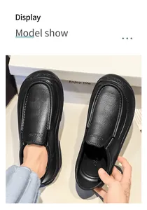 Professionele zwarte instap koksschoenen met waterdichte en slipvaste ledertextuur
