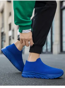 Detalle lateral de zapatillas sin cordones de punto azul transpirable para caminar