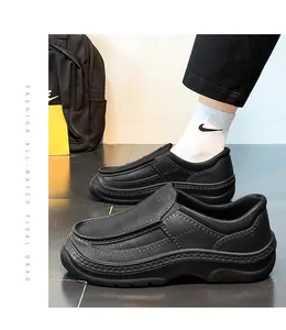 Gedetailleerd zijaanzicht van heren zwarte waterdichte antislip slip-on werklaarzen
