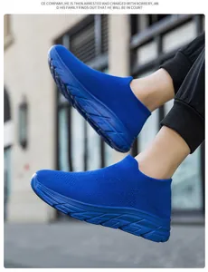Primer plano de zapatillas de punto azules tipo calcetín para hombre con suela flexible