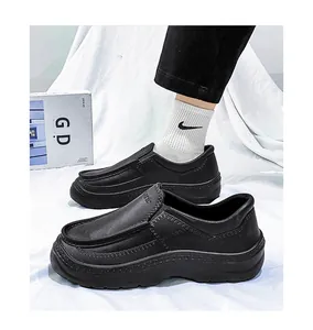 Professionele detailopname van zwarte antislip waterdichte koksschoenen met instapontwerp.